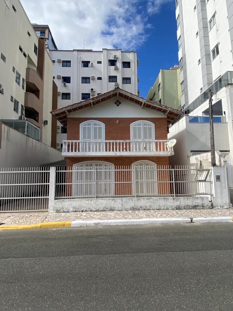 Casa a apenas 50m do mar em Meia Praia - Imagem 1