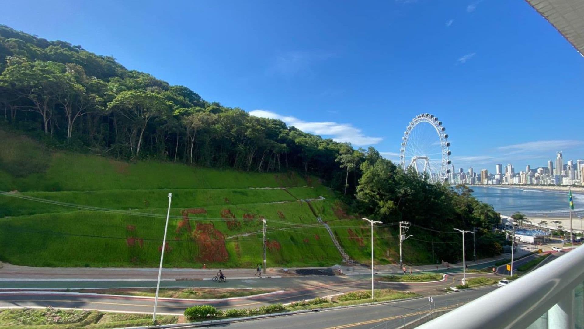 Flat no Terraço da Rainha em Balneário Camboriú com vista para o mar e roda gigante - Imagem 1