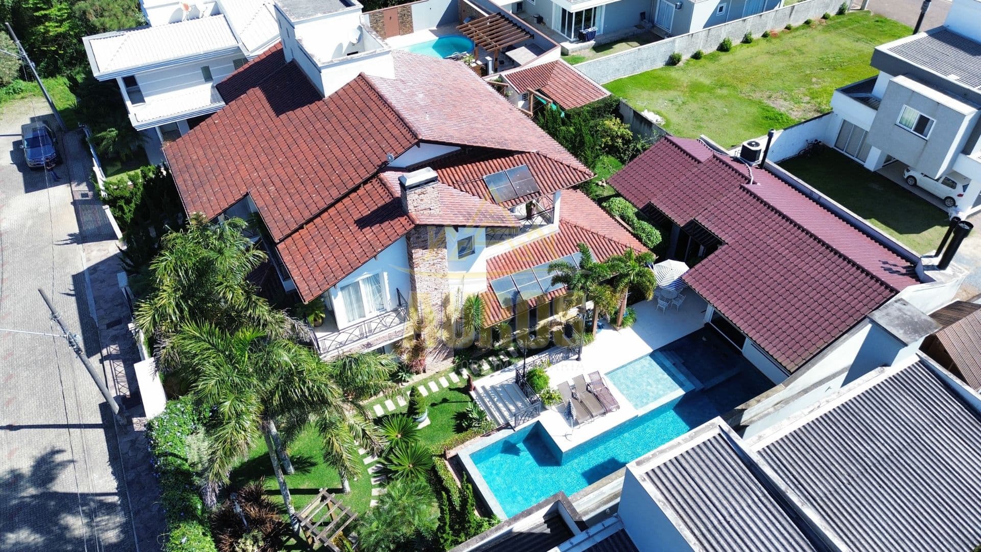 Casa Exclusiva com 5 Quartos, Suíte Master, Piscina com Bar Molhado e Energia Solar | Rio do Sul - Imagem 10