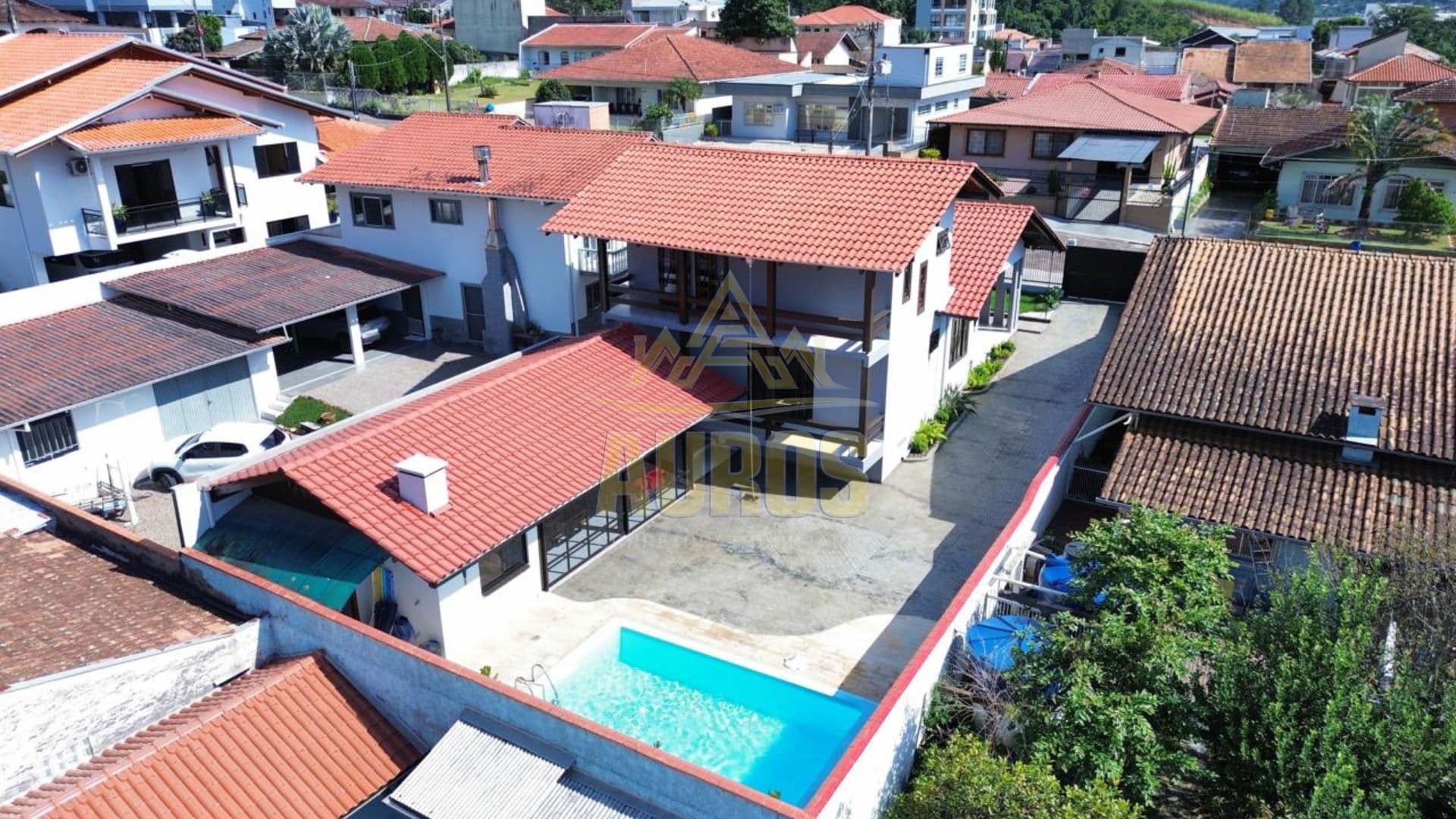 Casa à venda com suíte, área de festas com piscina e churrasqueira – 424m² de terreno - Imagem 1