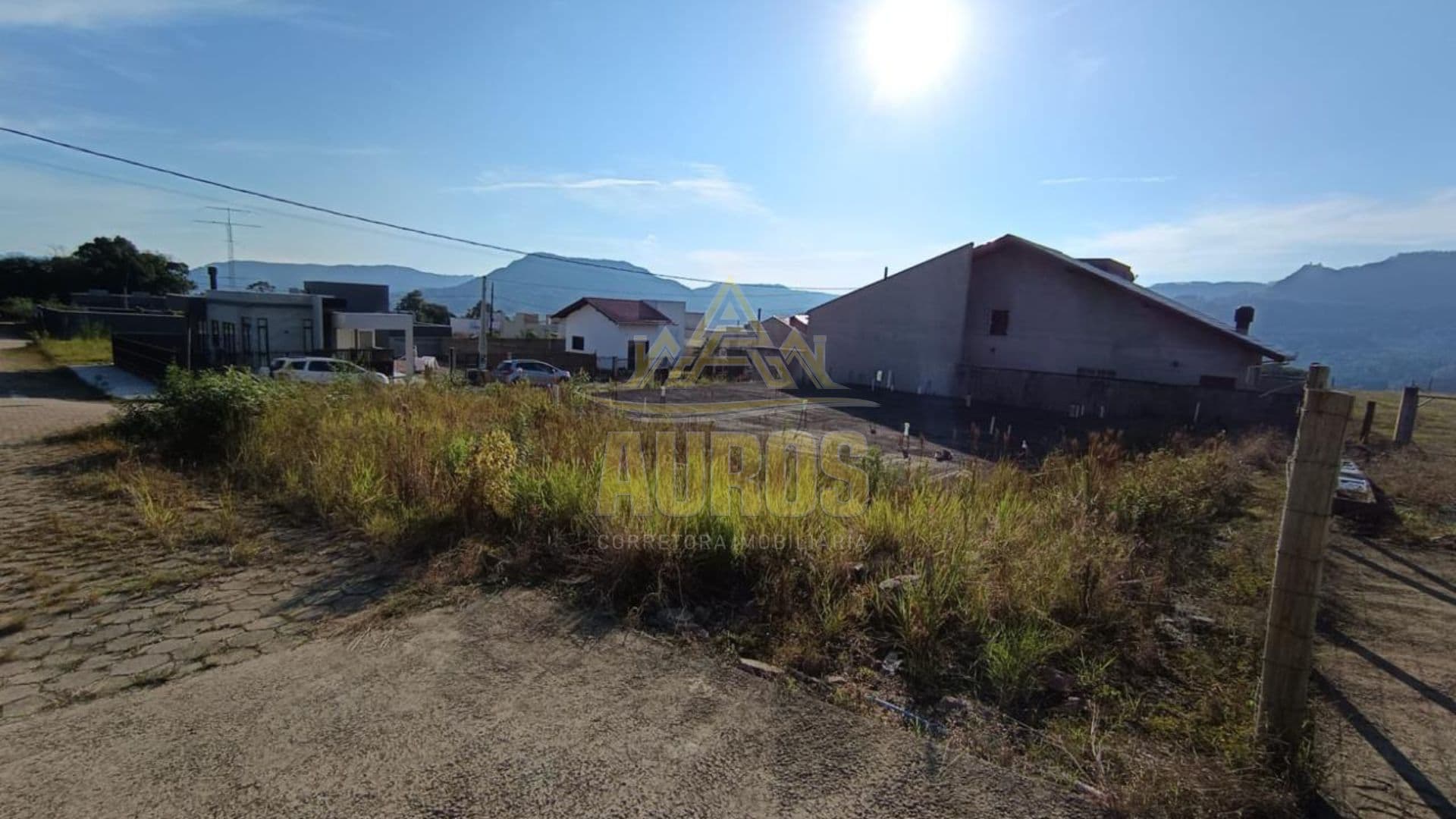 Terreno de 390m² em excelente localização, com testada ampla e fundação pronta para dois sobrados. - Imagem 1