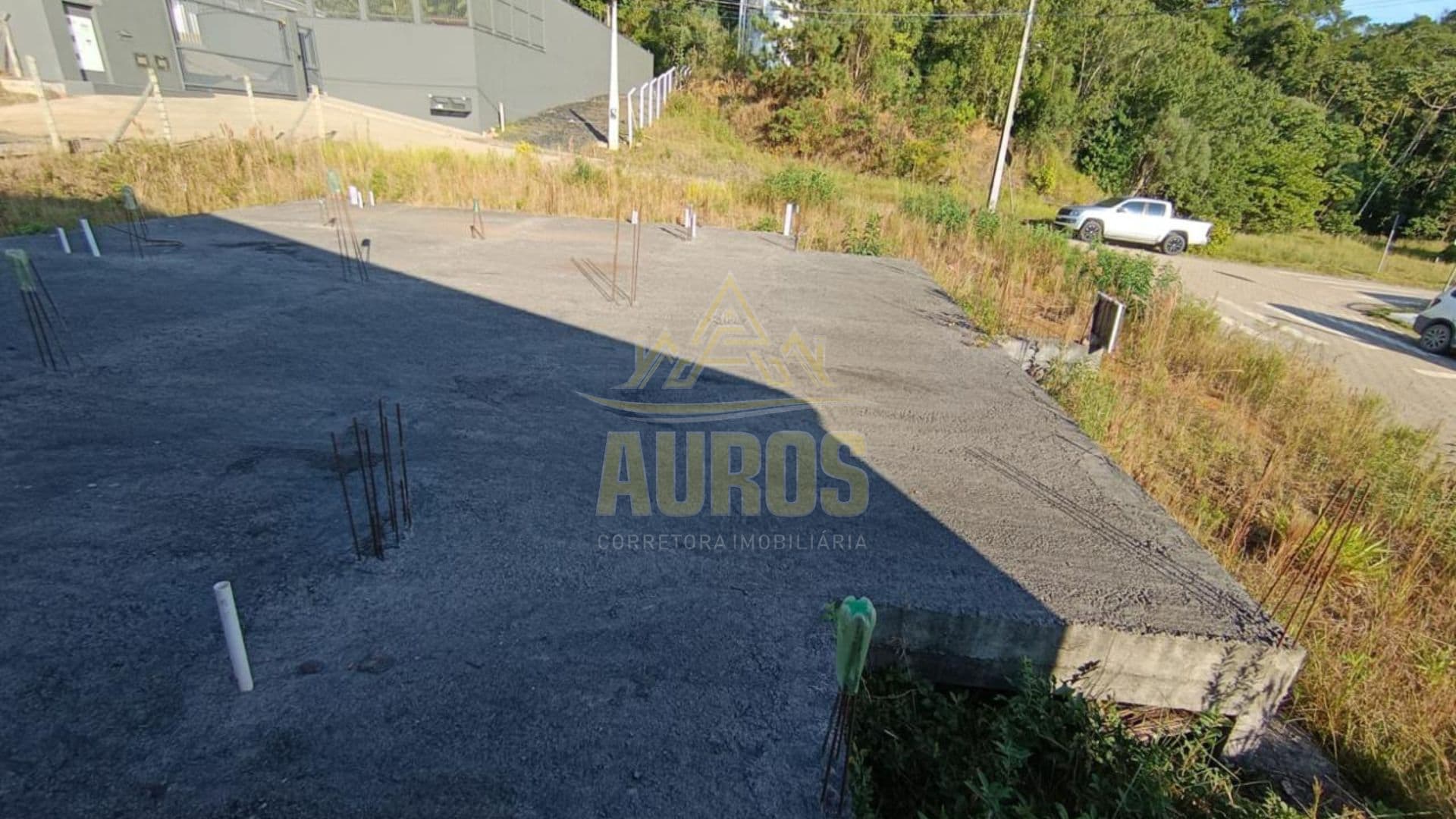 Terreno de 390m² em excelente localização, com testada ampla e fundação pronta para dois sobrados. - Imagem 2