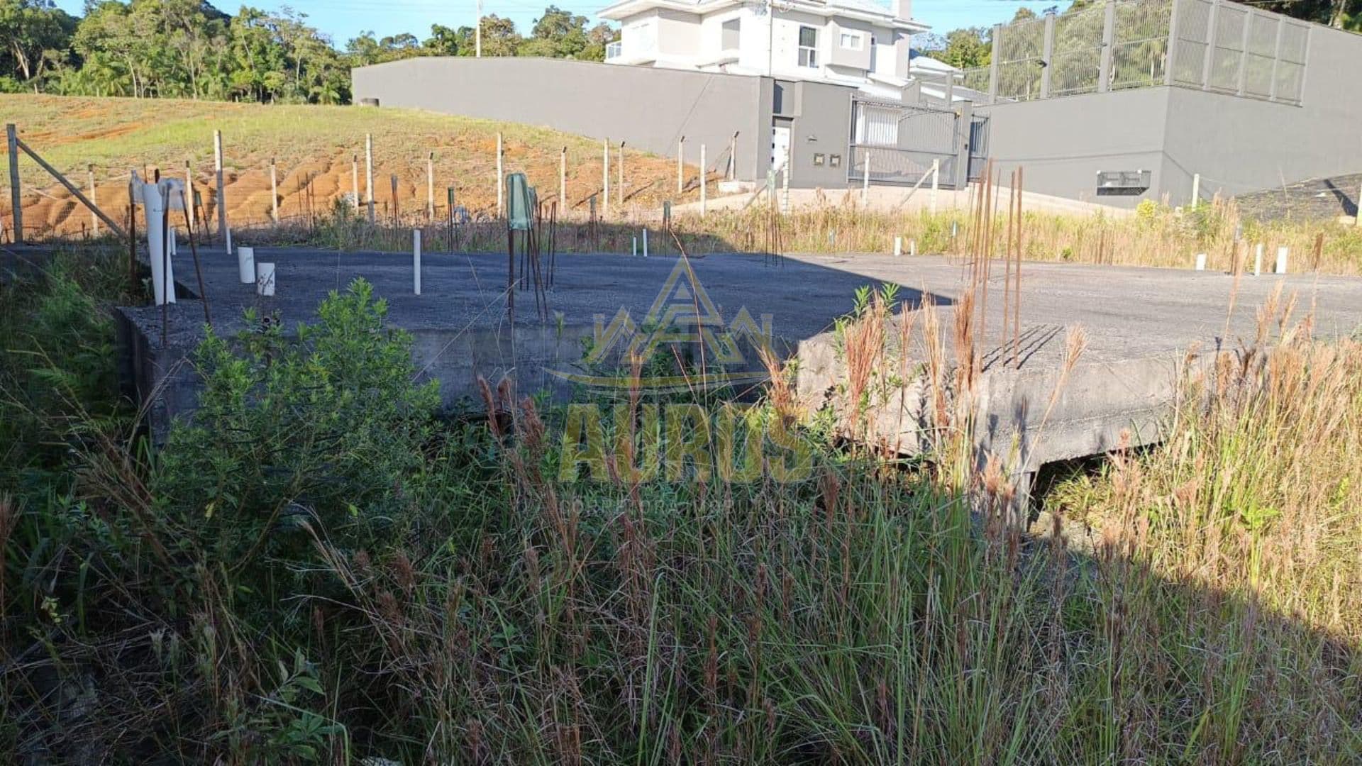 Terreno de 390m² em excelente localização, com testada ampla e fundação pronta para dois sobrados. - Imagem 4