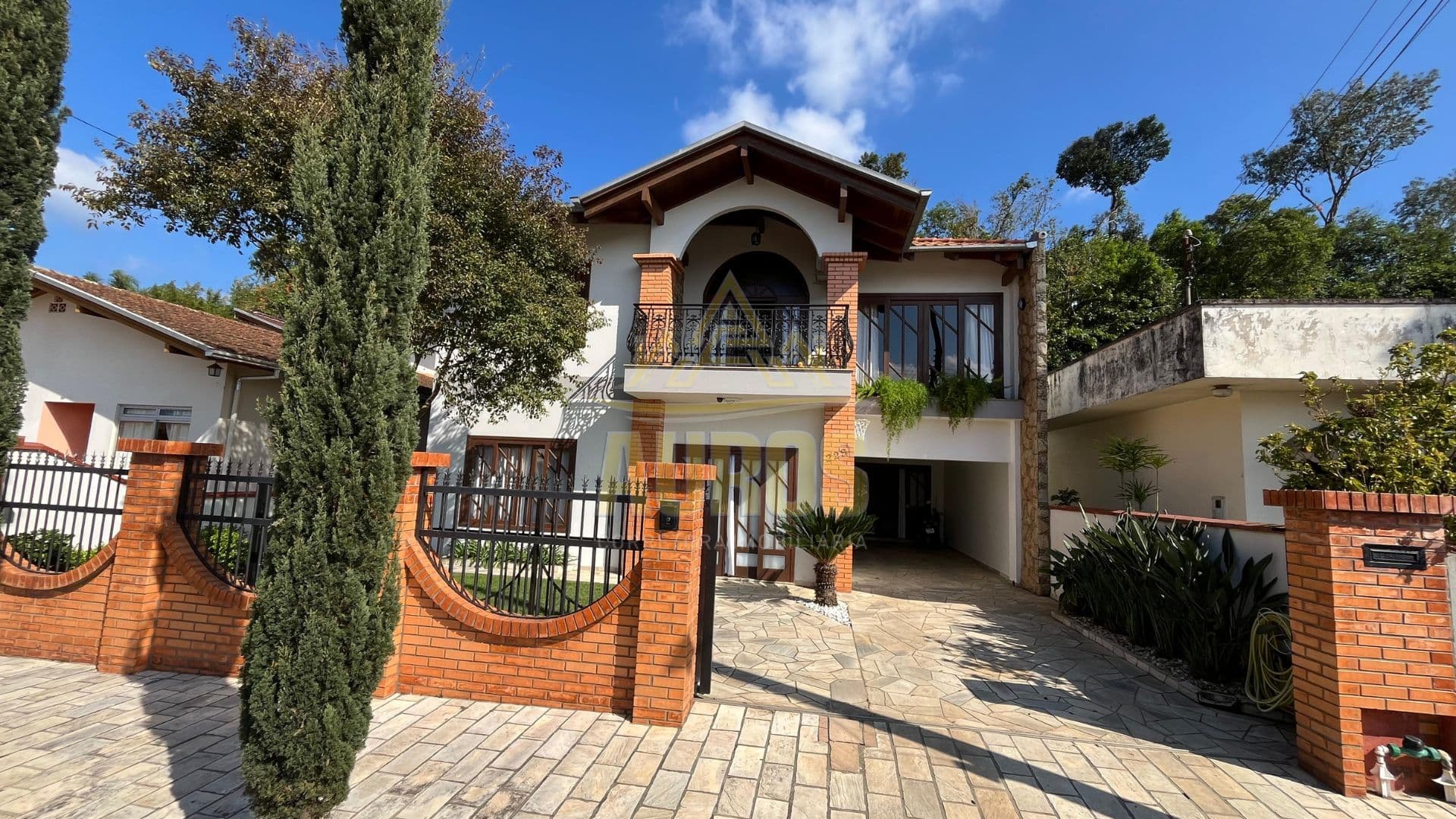 Casa no Taboão à Venda – 305m², 2 Andares - Aceita permuta de menor valor. - Imagem 1