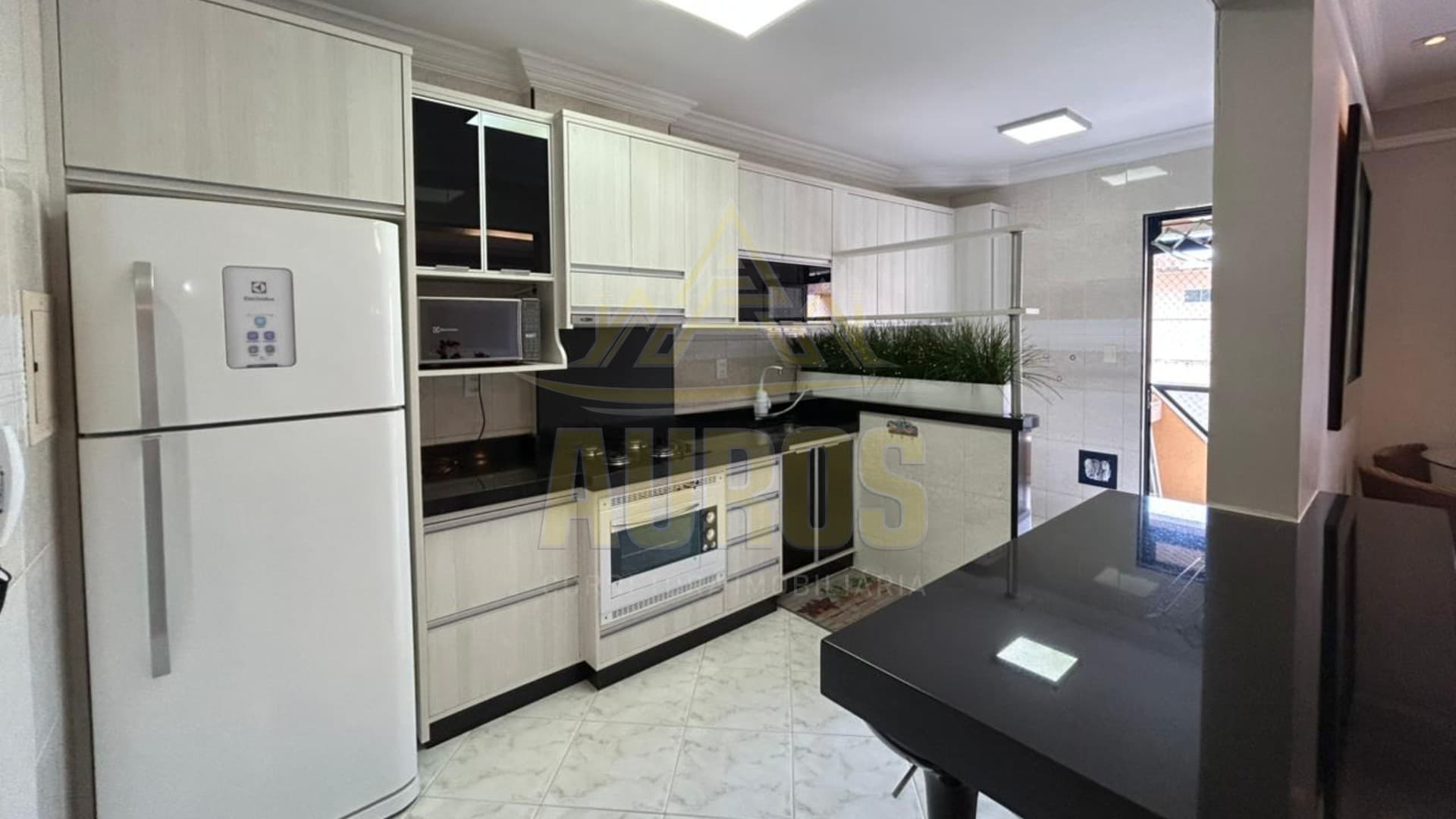 Apartamento mobiliado com 138 m², 1 suíte + 2 dormitórios e vista lateral para o mar em Itapema - Imagem 6