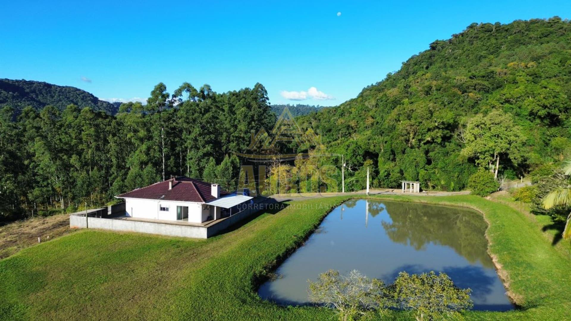 Sítio à venda com 1,4 hectares, casa com suíte, energia solar e lagoa - Imagem 5