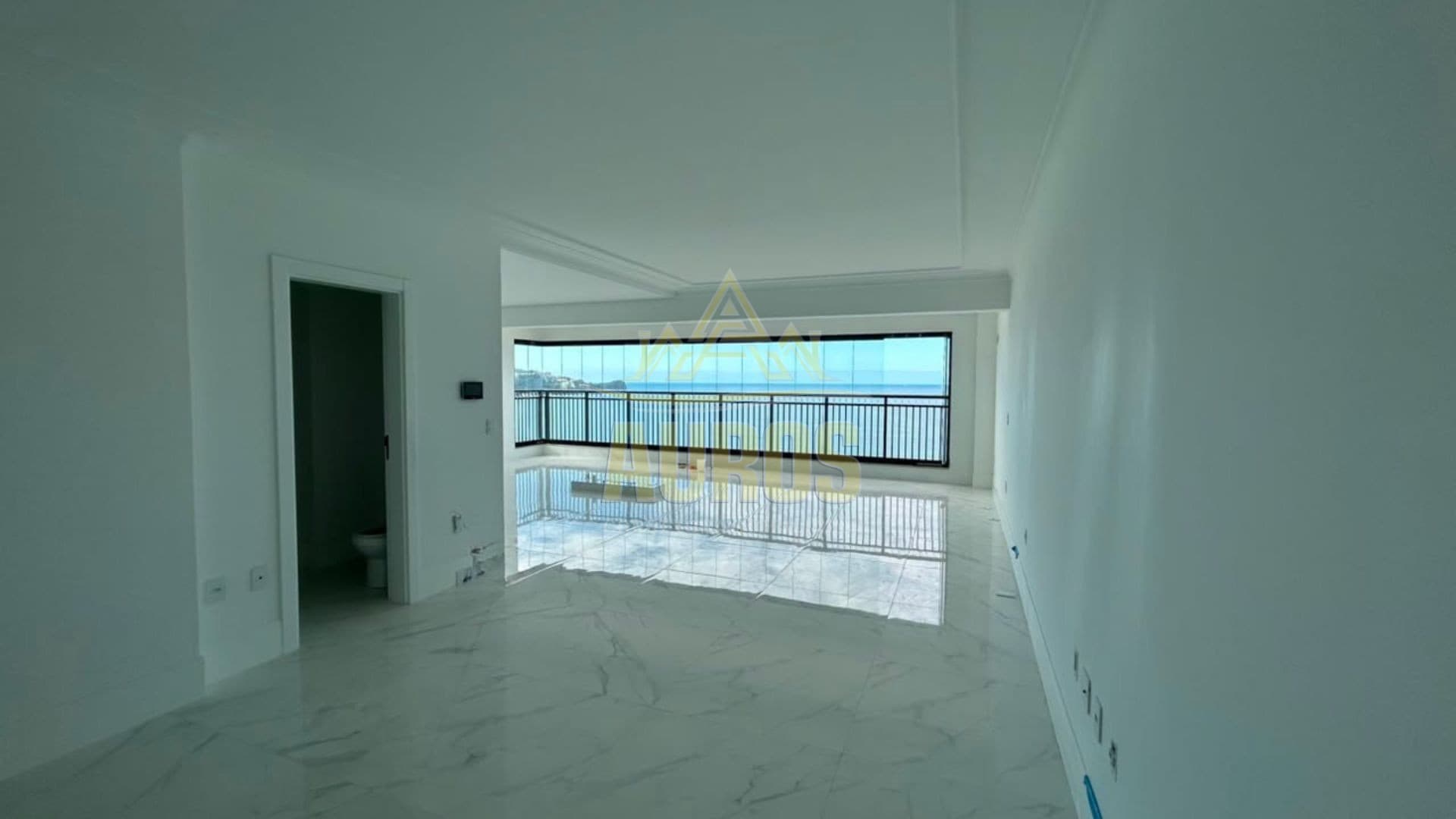 Frente mar! Apartamento com 190m² privativos, 4 suítes, 3 vagas de garagem - Imagem 3