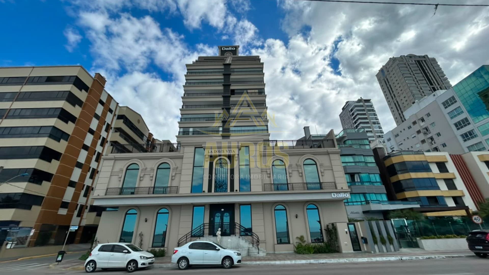 Frente mar! Apartamento com 190m² privativos, 4 suítes, 3 vagas de garagem - Imagem 2