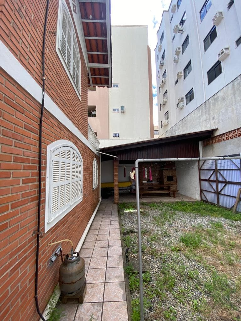 Casa a apenas 50m do mar em Meia Praia - Foto 3