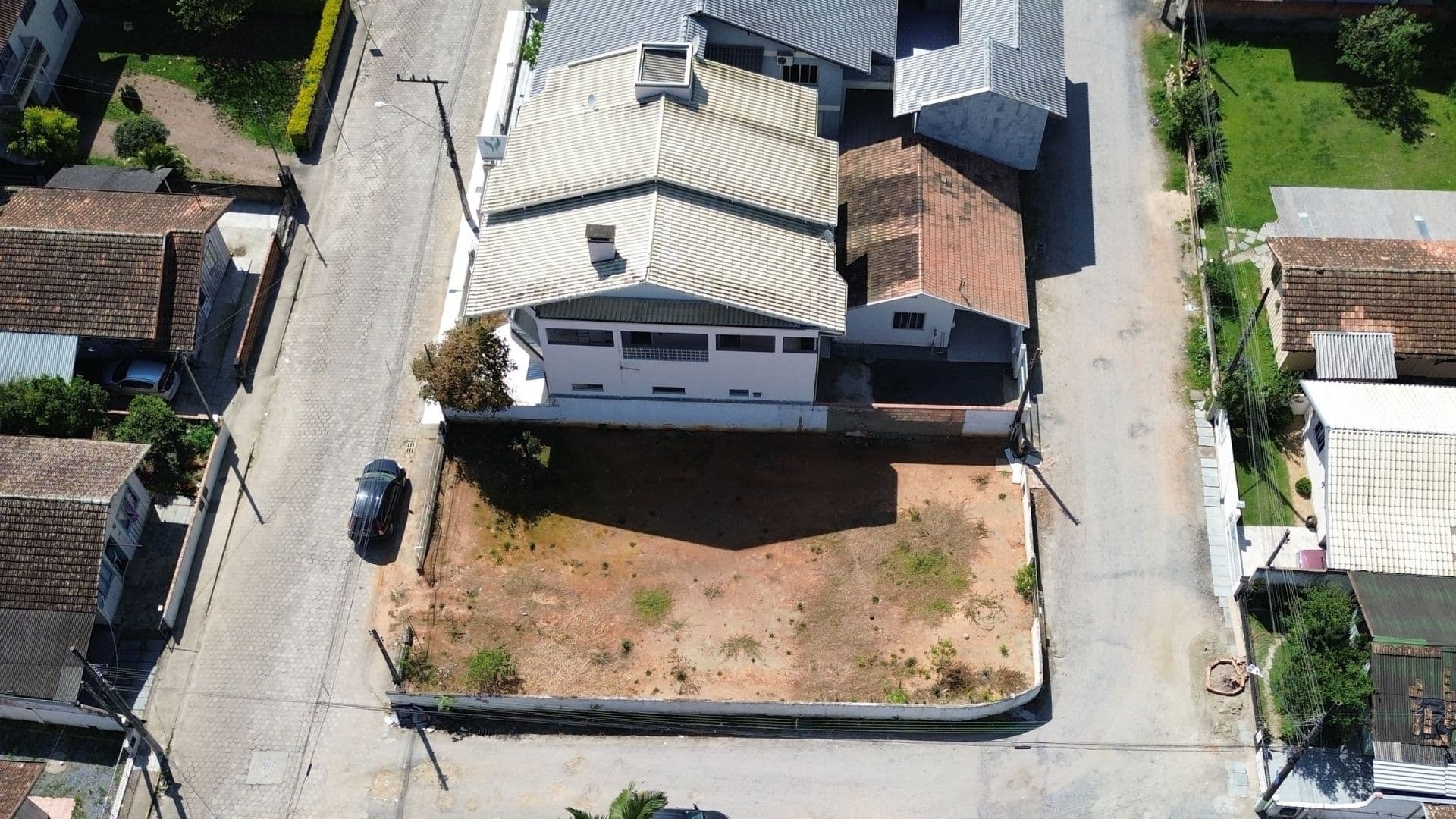 Terreno de esquina, com 420 m² e com projeto pronto e aprovado - Foto 1