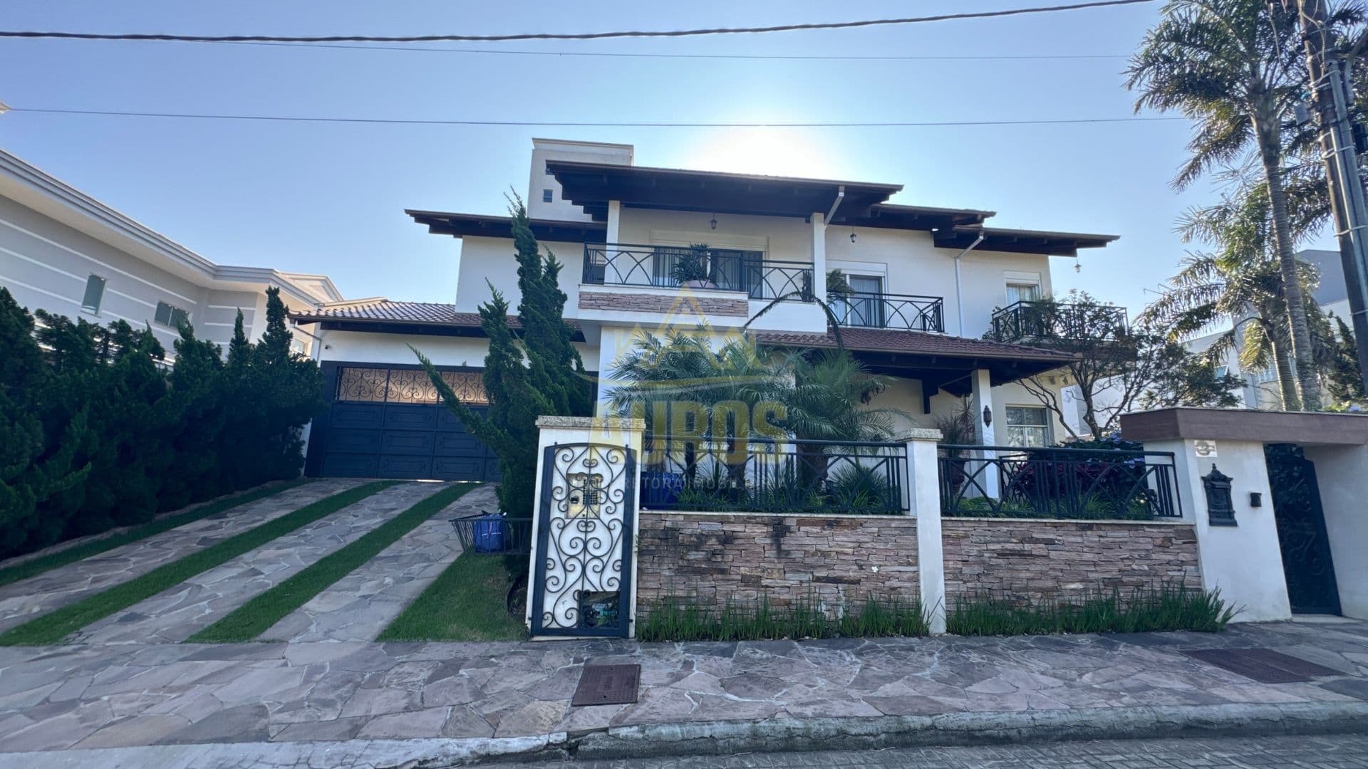 Casa Exclusiva com 5 Quartos, Suíte Master, Piscina com Bar Molhado e Energia Solar - Foto 1
