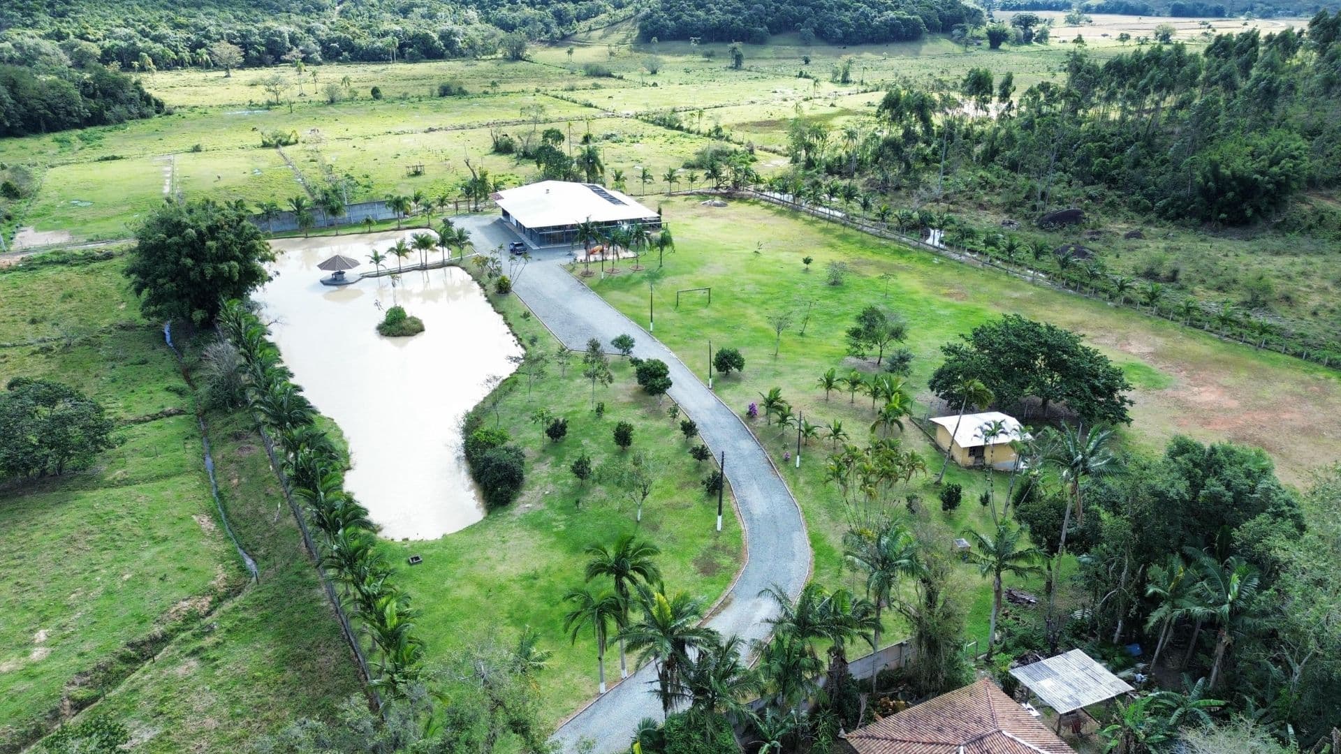 Sítio à venda em Camboriú com 2,1 hectares, piscina aquecida, lagoa - Foto 1