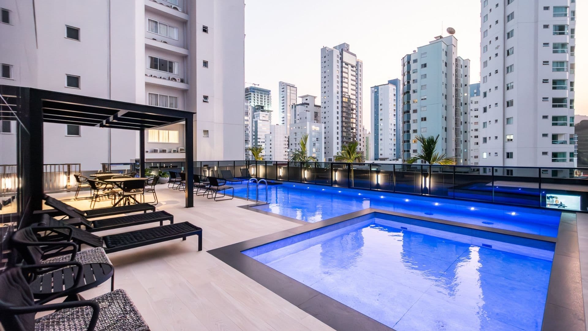 Apartamento alto padrão com vista mar no Bairro Pioneiros, em Balneário Camboriú. - Foto 3