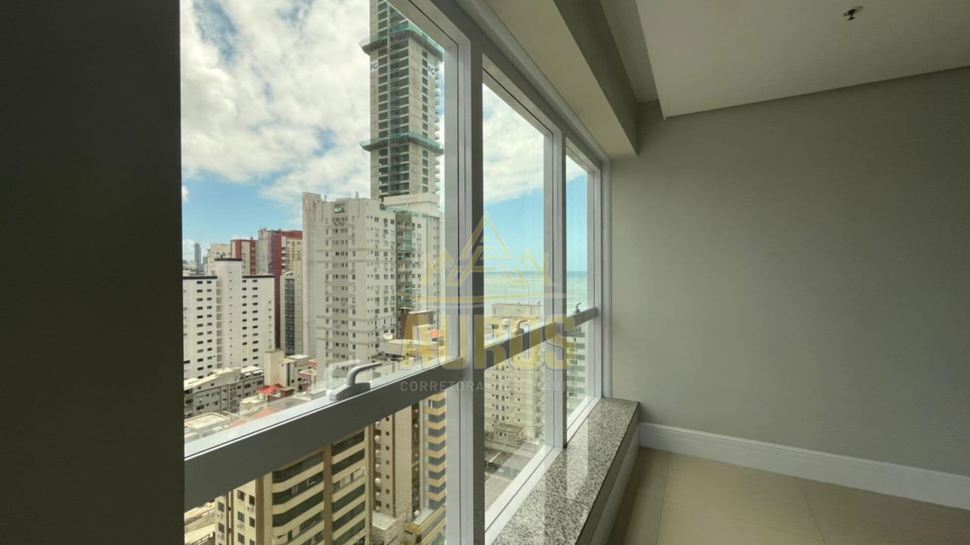 Apartamento quadra mar com 169m² privativos, 4 suítes e vista para o mar - Foto 2
