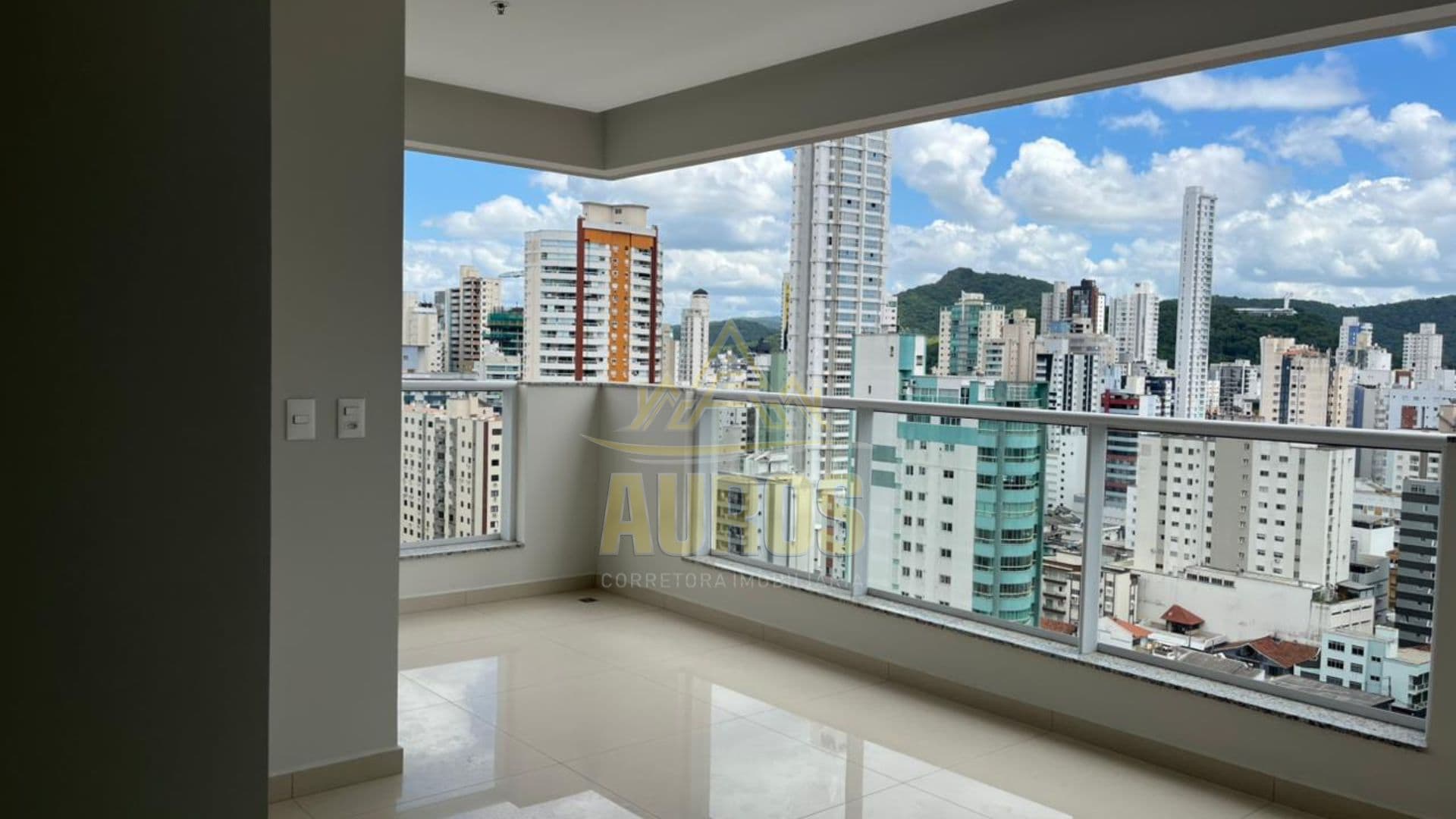 Apartamento quadra mar com 169m² privativos, 4 suítes e vista para o mar - Foto 3