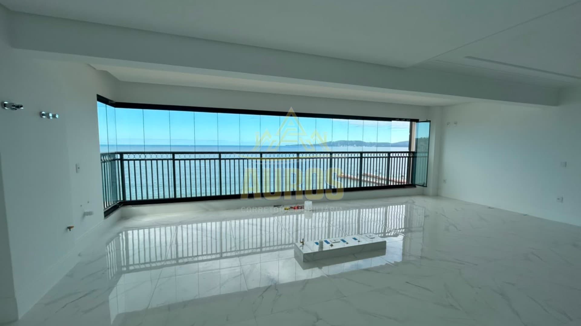 Frente mar! Apartamento com 190m² privativos, 4 suítes, 3 vagas de garagem