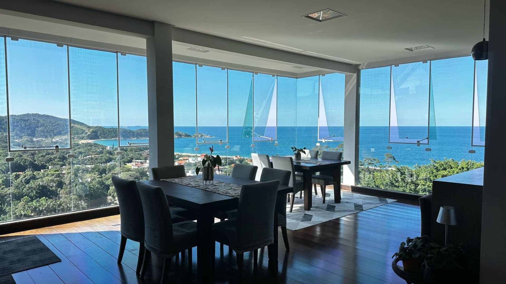 Casa à Venda na Praia do Estaleiro - Imagem 1