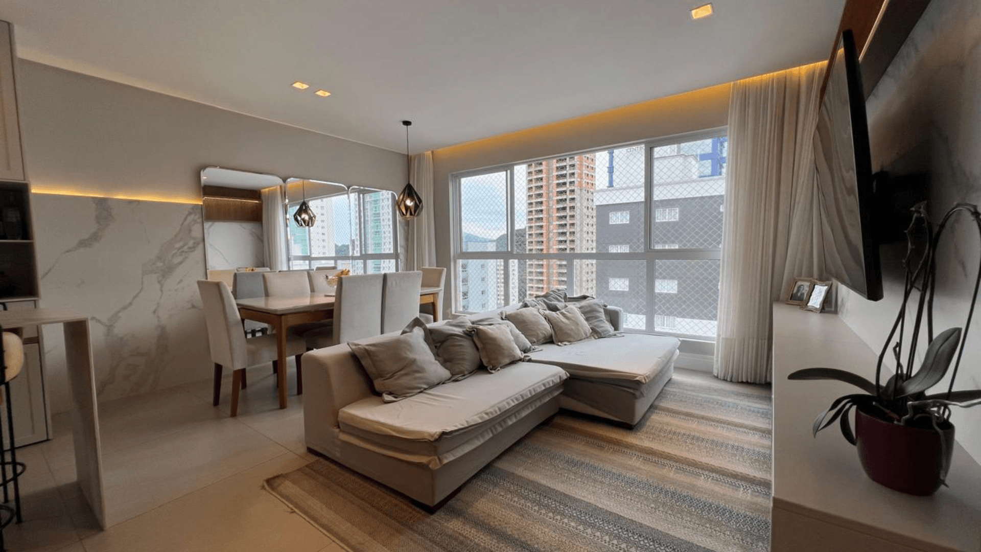 Apartamento na barra norte com 3 suítes, mobiliado e com 2 vagas - Imagem 1