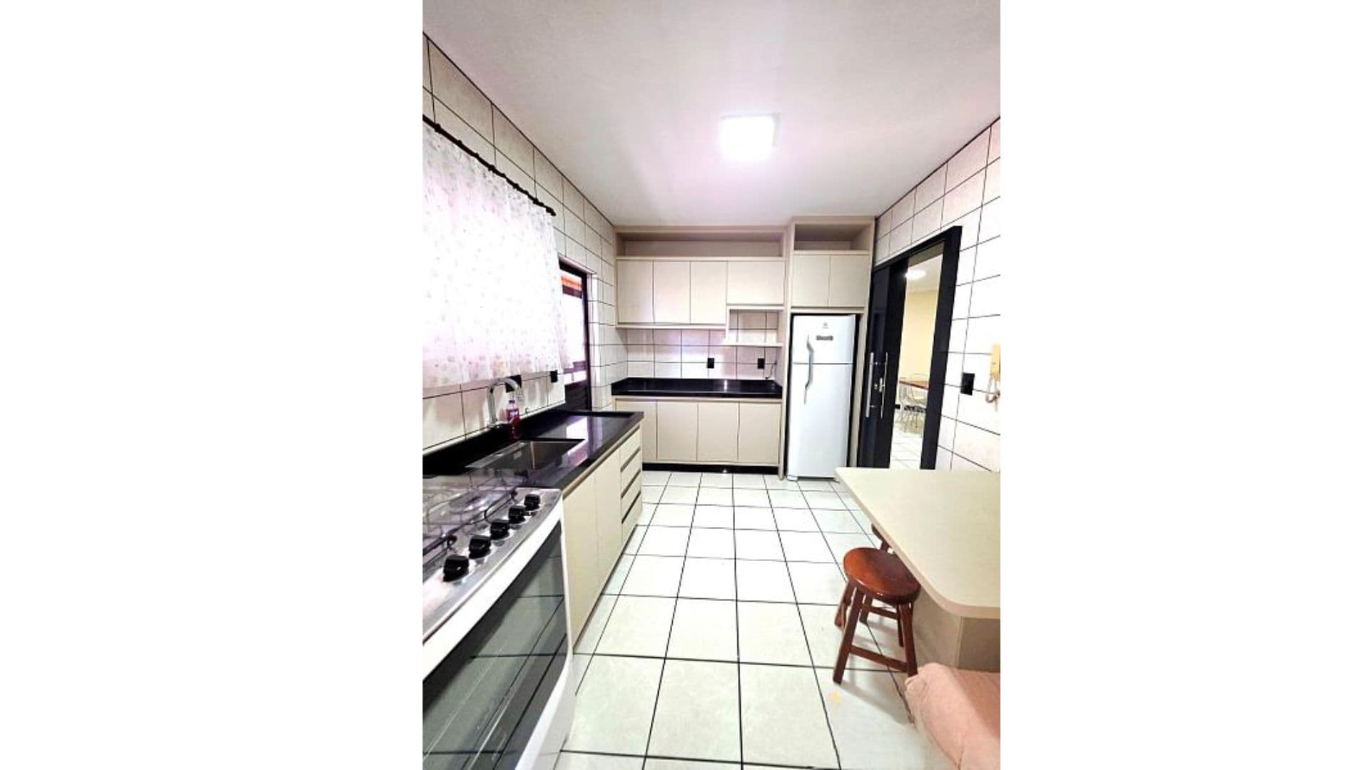 Apartamento mobiliado na quadra do mar com 3 dormitórios no Centro de Balneário Camboriú - Imagem 8