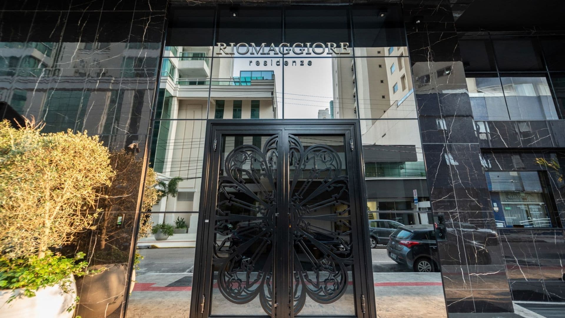 Apartamento alto padrão com vista mar no Bairro Pioneiros, em Balneário Camboriú. - Imagem 1