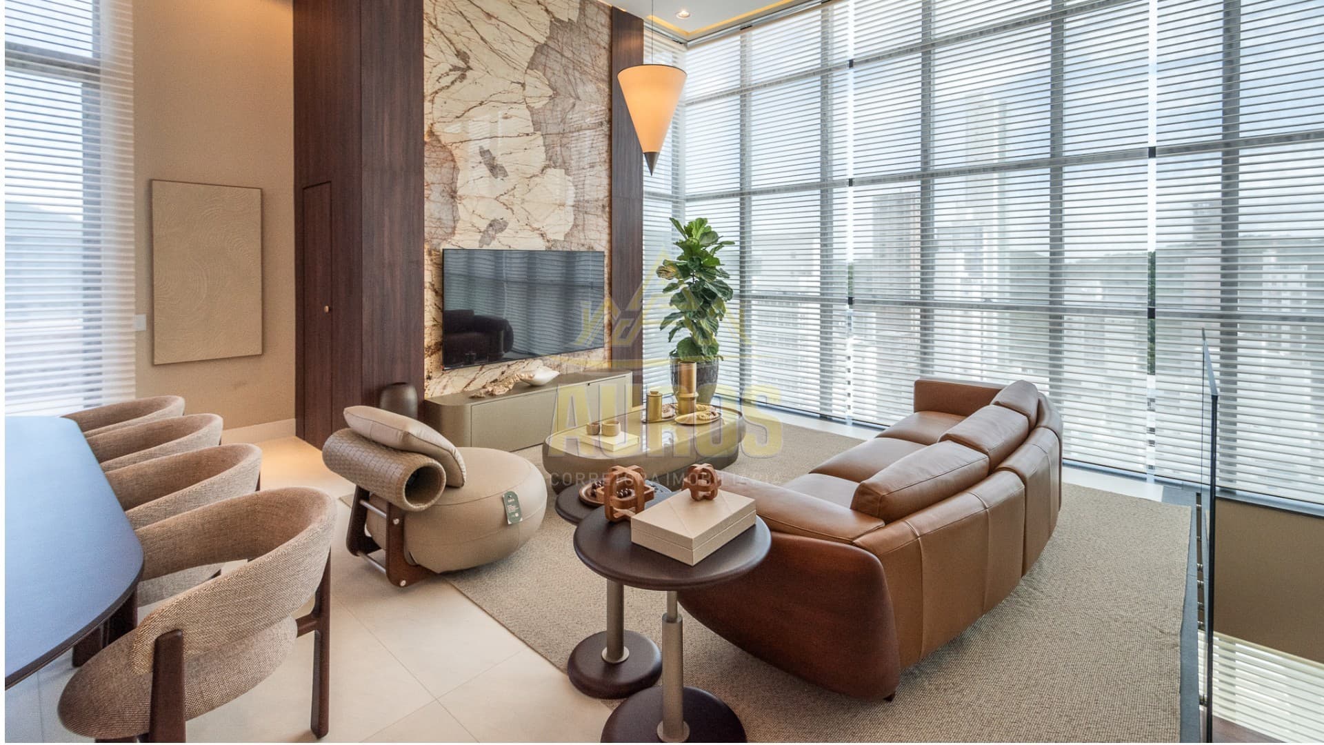 Cobertura duplex com 296m², suítes com vista mar e a apenas 180m da praia no Edifício Riomaggiore. - Imagem 2