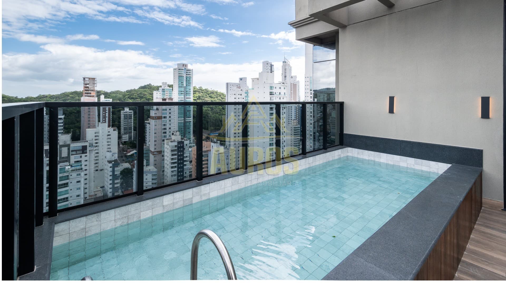 Cobertura duplex com 296m², suítes com vista mar e a apenas 180m da praia no Edifício Riomaggiore. - Imagem 6