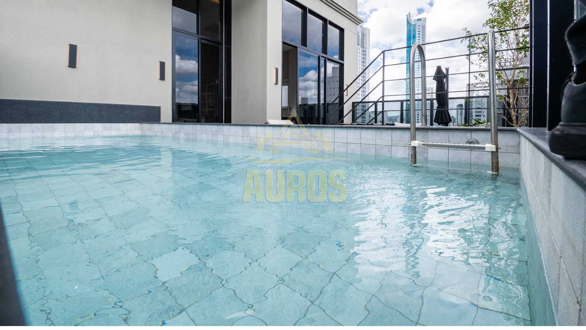 Cobertura duplex com 296m², suítes com vista mar e a apenas 180m da praia no Edifício Riomaggiore. - Imagem 7