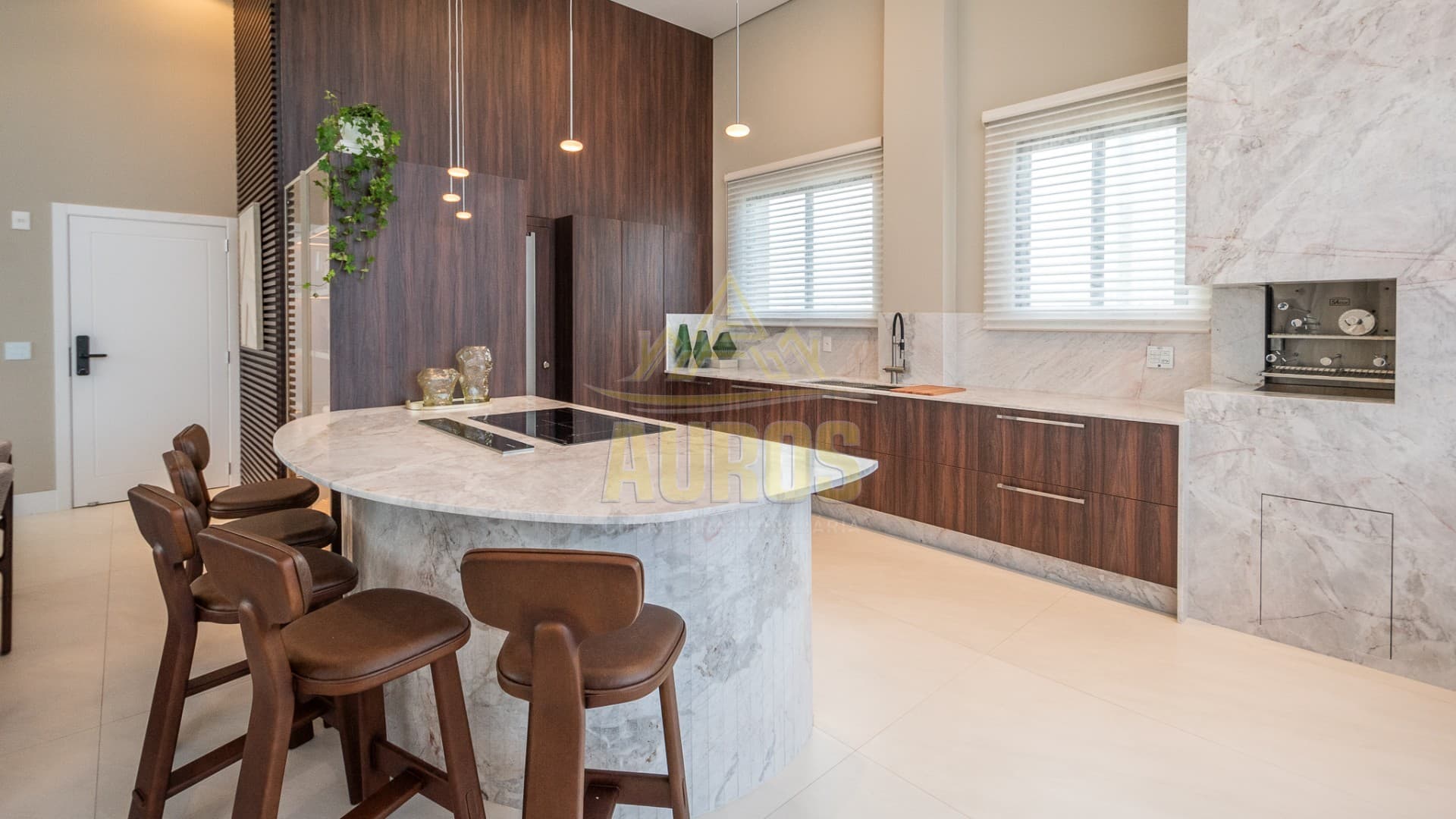 Cobertura duplex com 296m², suítes com vista mar e a apenas 180m da praia no Edifício Riomaggiore. - Imagem 4