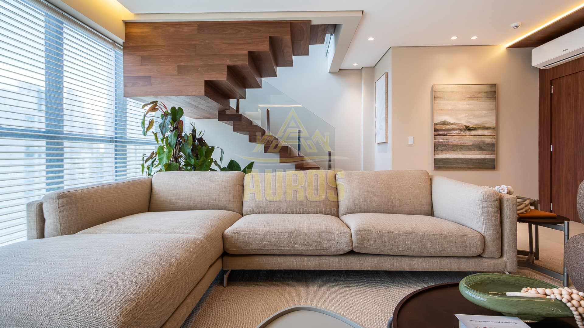 Cobertura duplex com 296m², suítes com vista mar e a apenas 180m da praia no Edifício Riomaggiore. - Imagem 11