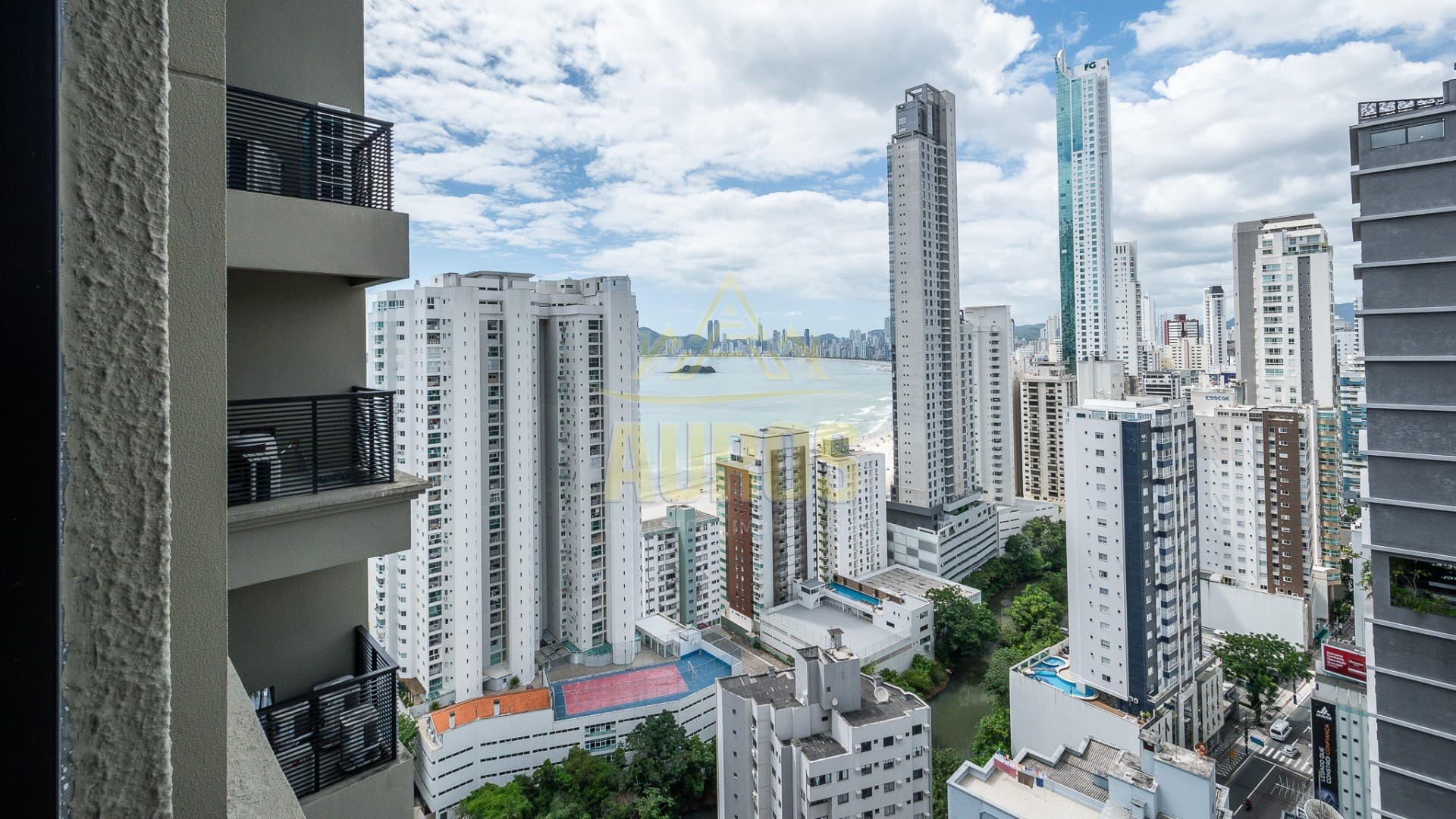 Cobertura duplex com 296m², suítes com vista mar e a apenas 180m da praia no Edifício Riomaggiore. - Imagem 13