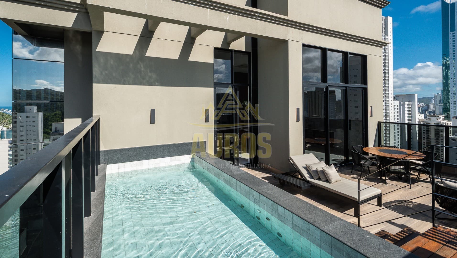 Cobertura duplex com 296m², suítes com vista mar e a apenas 180m da praia no Edifício Riomaggiore. - Imagem 14