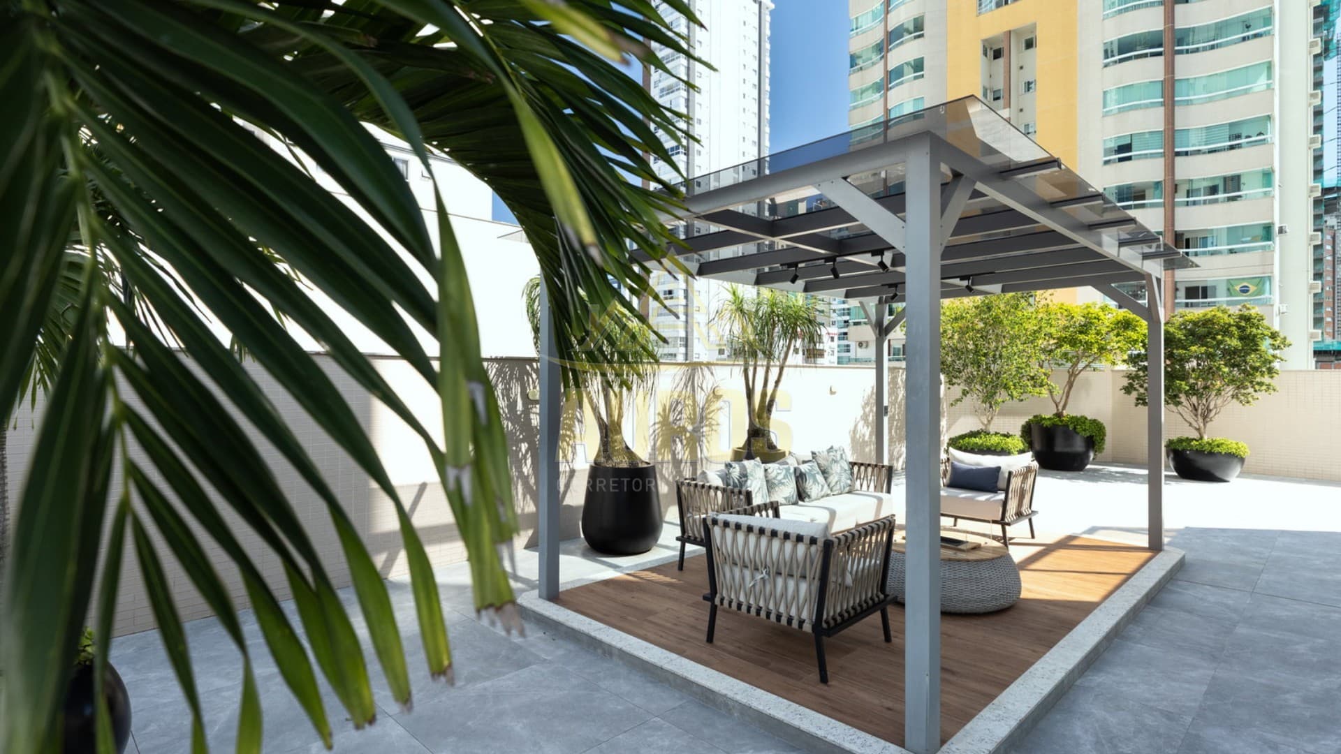 Apartamento na rua 2000, pronto para morar, com 3 suítes e 3 vagas de garagem - Imagem 3